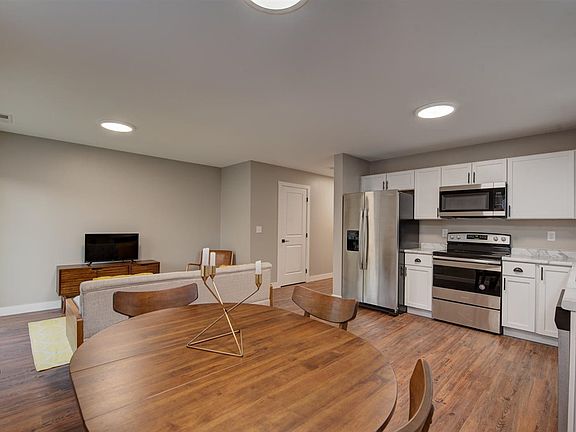 4th image of 1301 Country Club Dr