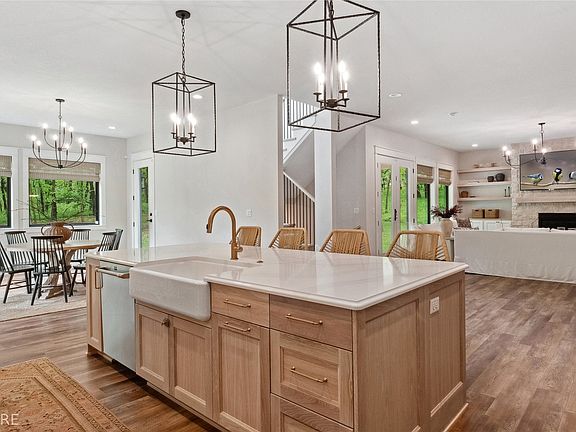 4th image of 815 S Kingswood Ct