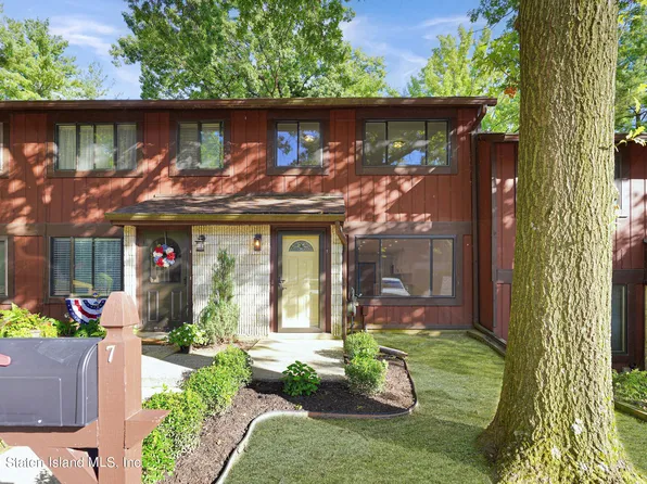 7 Stone Ln, Staten Island, NY 10314