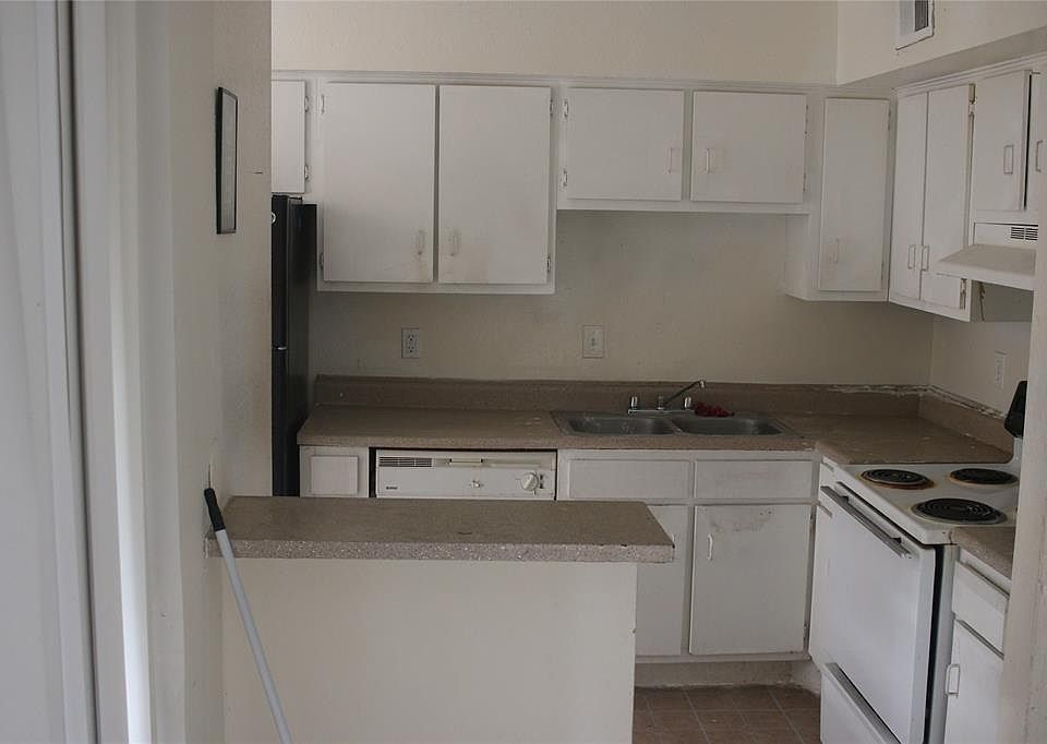 1st image of 5625 Antoine Dr #818