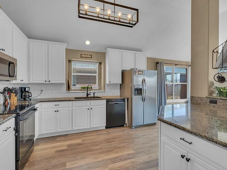 3917 Miramar Dr — Photo 16