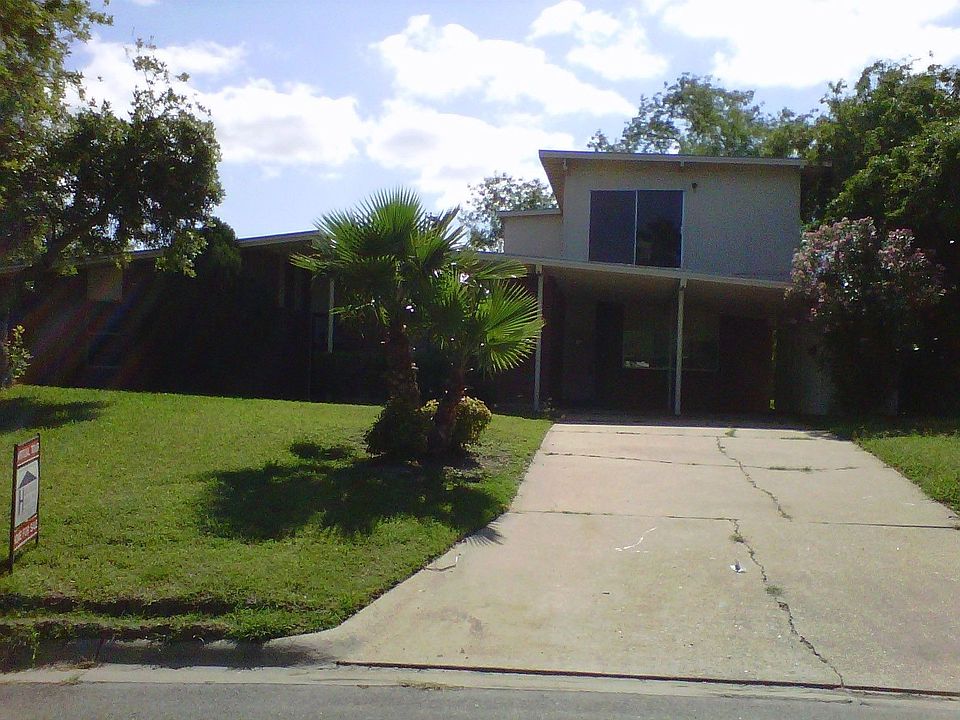 1st image of 910 Cenizo St