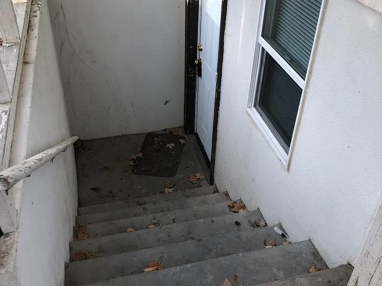 403 W Hazel St — Photo 3