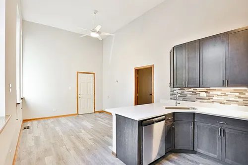 1435 W Blackhawk St #3R Photo 1