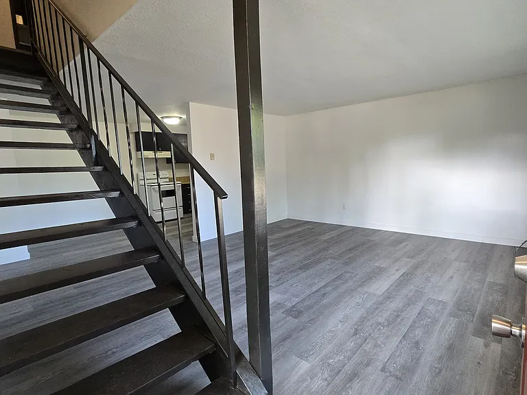 685 Manor Way — Photo 11