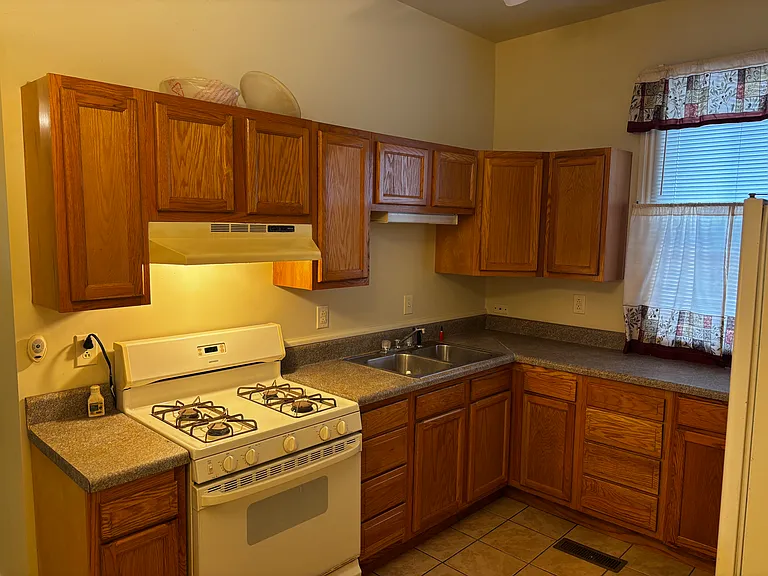 275 Webster Ave — Photo 10