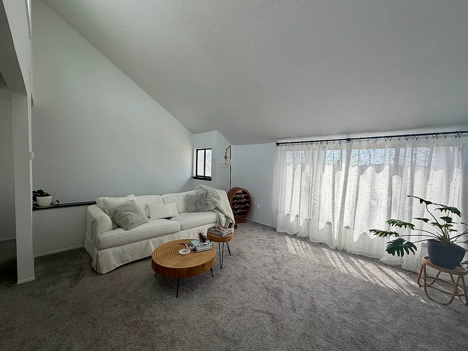 8 Redwood Ln