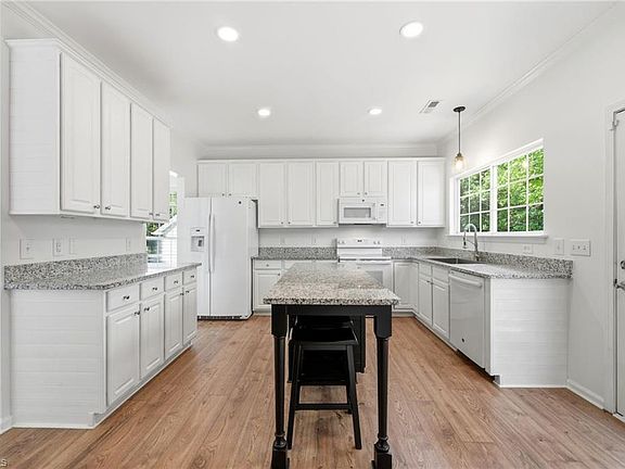 4th image of 1120 Briarwood Dr