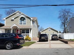 322 Lafayette St, Copiague, NY 11726