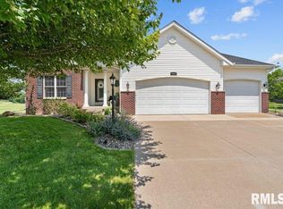 2086 Ashford Rd, Bettendorf, IA 52722