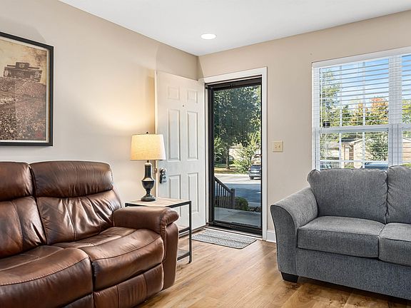 4th image of 811 Penny Ln #811