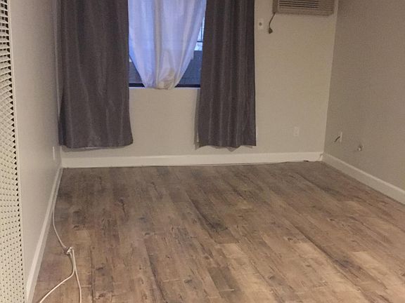 2nd image of 14215 Burbank Blvd APT 3