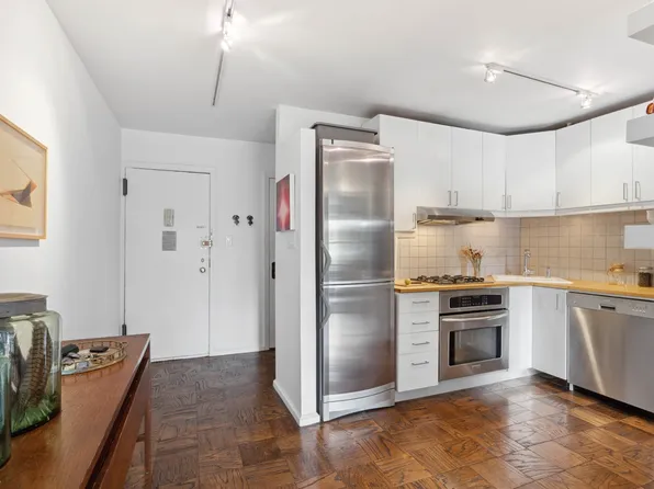 266 East Broadway image 5 of 10