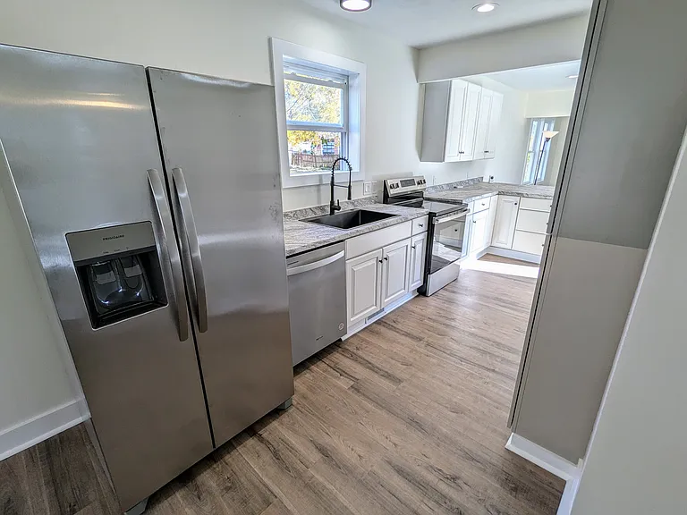 1109 Mills Ave — Photo 4