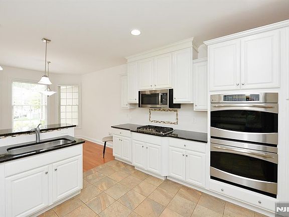4th image of 99 Windsor Ln