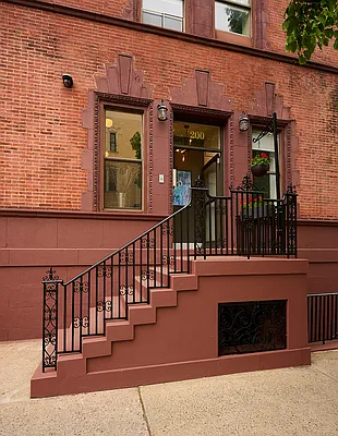 Rented by Perry Associates NYC Inc | media 12