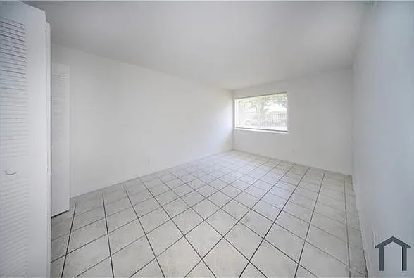 1000 NW 95th Ter — Photo 5