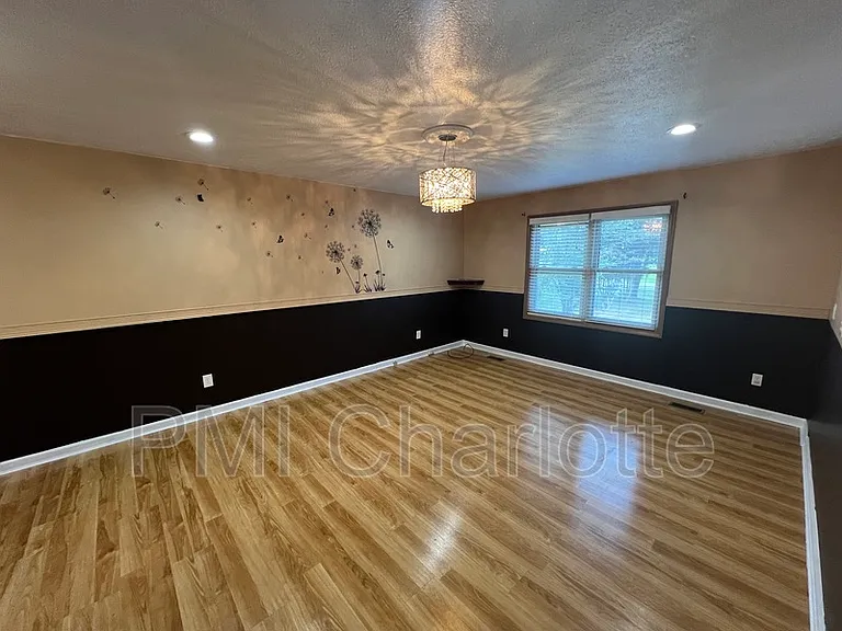 1784 Ashley St — Photo 3