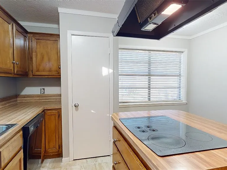 3904 Windwood Cir — Photo 7