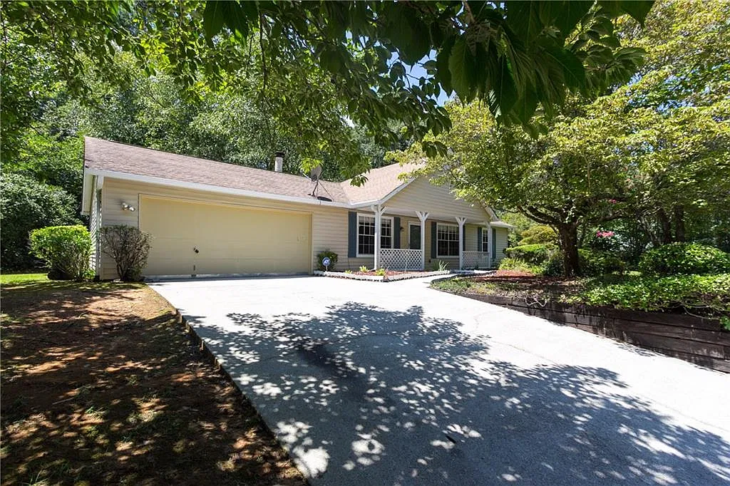 3 bed, 2.0 bath, 1436 sqft, $1,650 — Photo 2