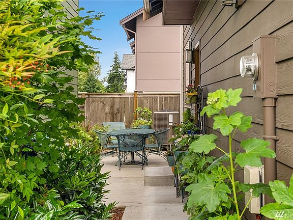Private entertaining patio to enjoy the PNW.