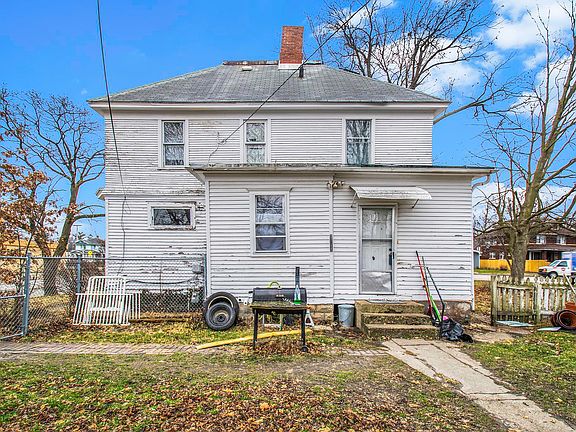 3rd image of 1818 Lincoln Way W