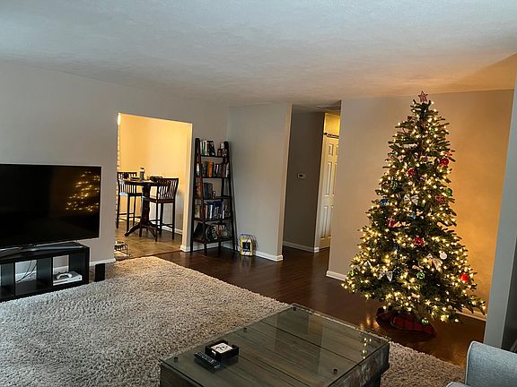 4th image of 2403 Baur Dr