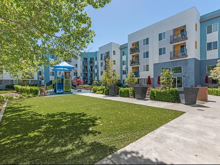 Charlotte Park — Photo 16