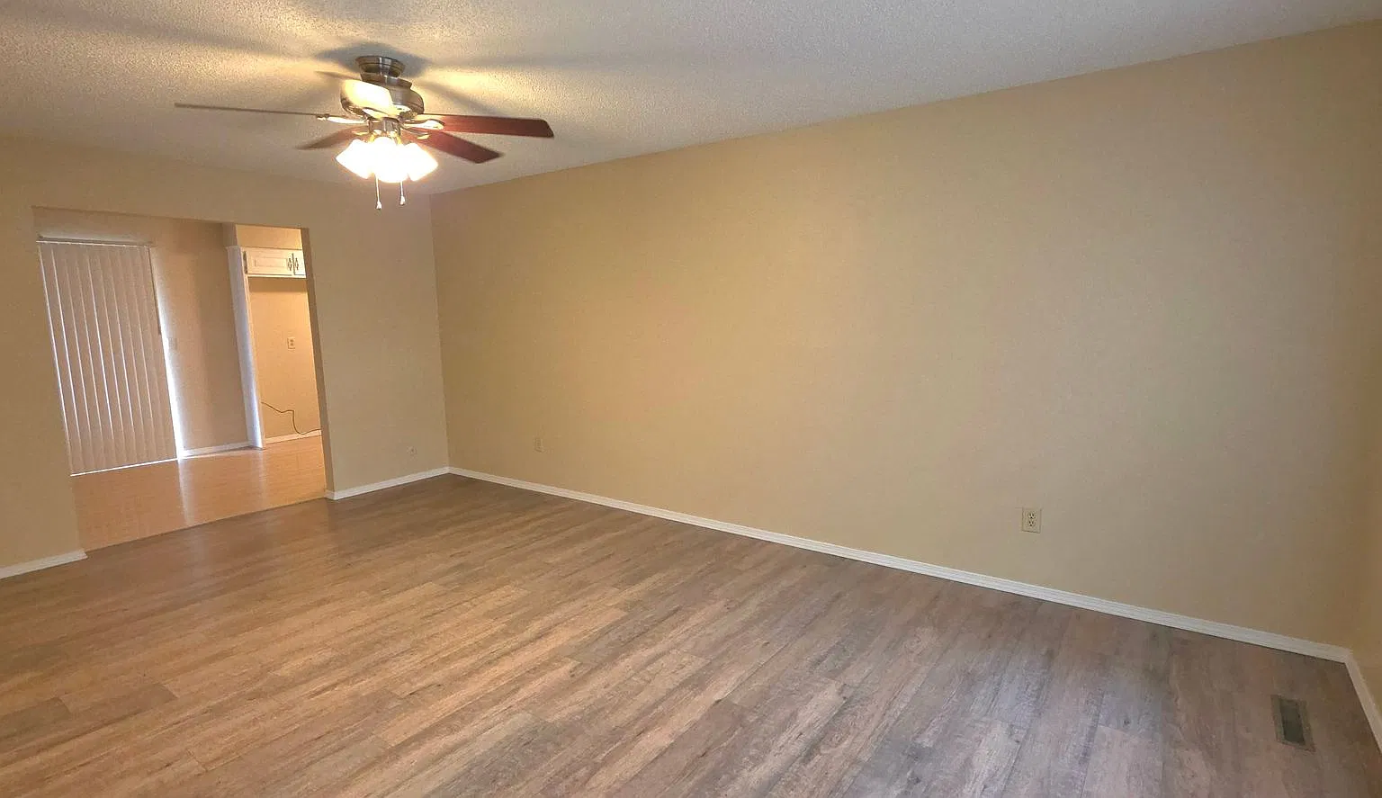 2 Bedroom 2 Bathroom Home $995! — Photo 2