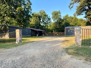 226 High St, Roxton, TX 75477