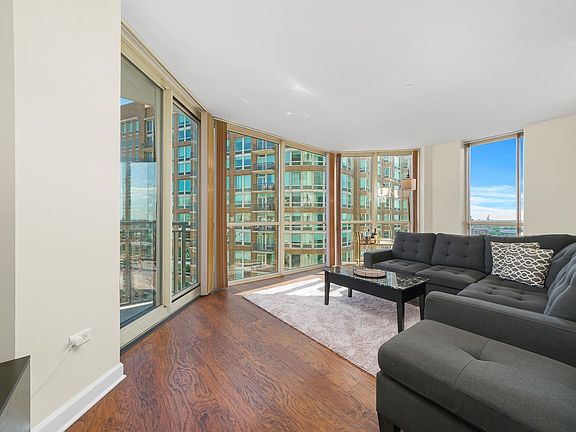 4th image of 645 N Kingsbury St APT 1402