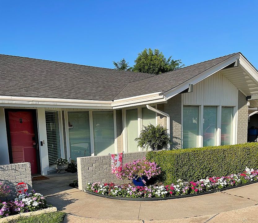 2nd image of 2648 W Country Club Dr