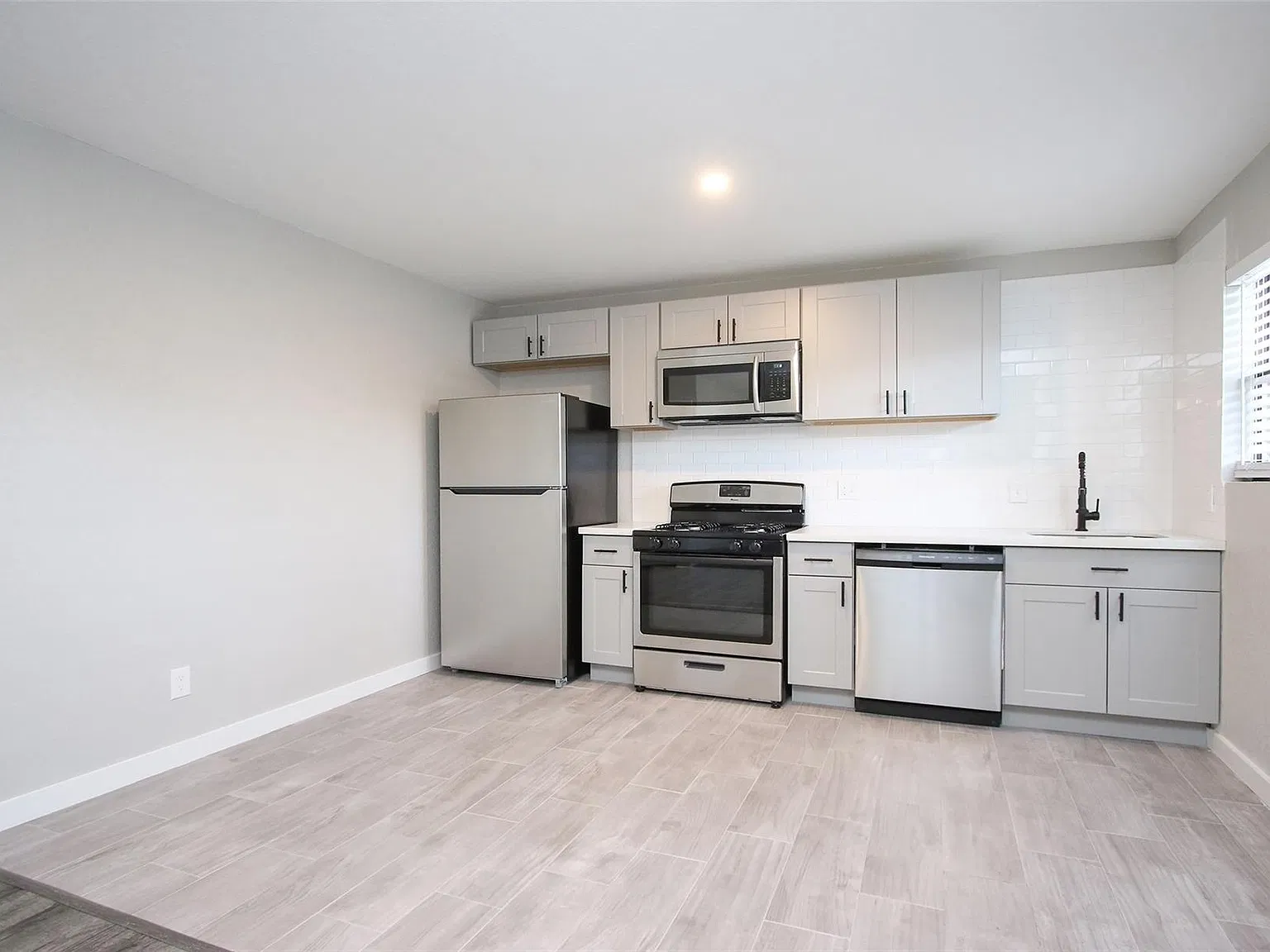 2 bed, 1.0 bath, 825 sqft, $1,345 — Photo 3