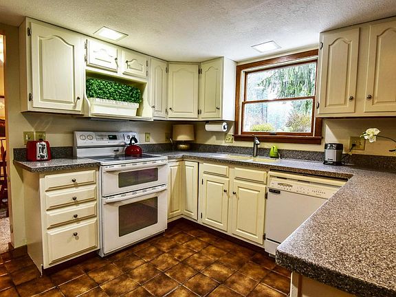 5th image of 70 Pinetree Dr