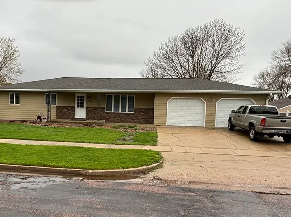 1013 W 2nd Ave, Lennox, SD 57039