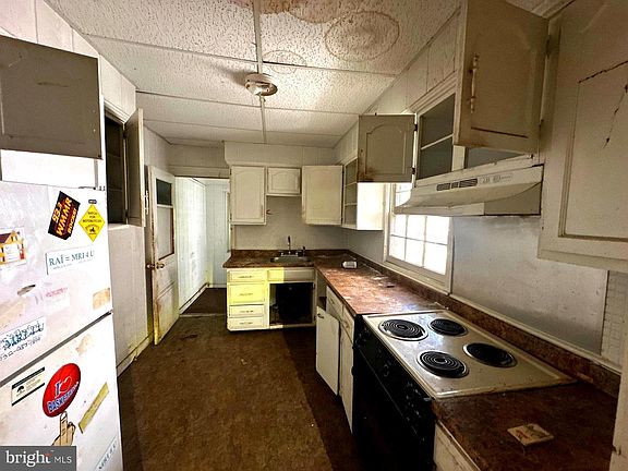 5th image of 919 William St