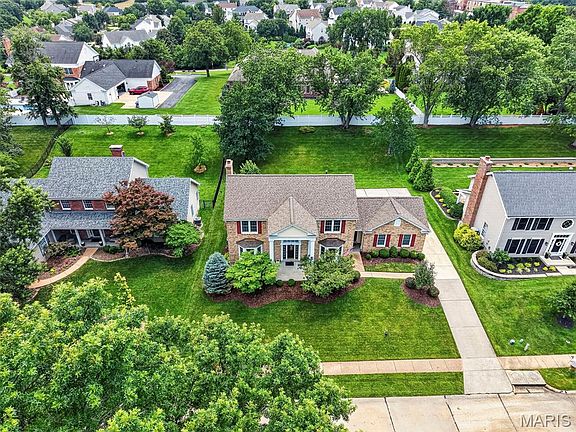 4th image of 18126 Edgewood Cir