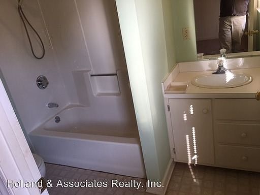 3rd image of 512 Carolyn Ct APT B