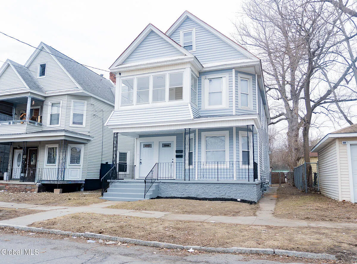 3 bed, 1.0 bath, 1000 sqft, $2,200 — Photo 1