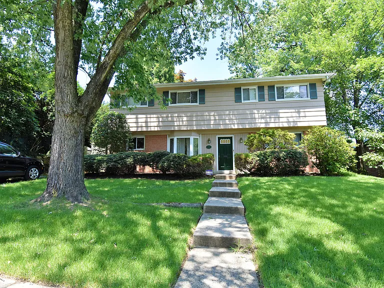 305 Hillsboro Dr — Photo 2