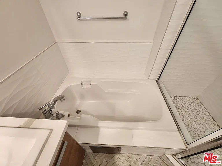 147 S Doheny Dr — Photo 34