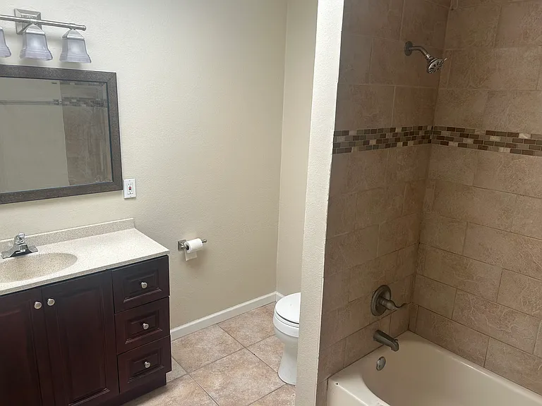1125 E Maryland Ave #3 — Photo 6