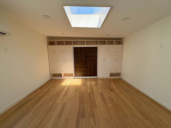 5th image of 320 1/2 N Burlington Ave