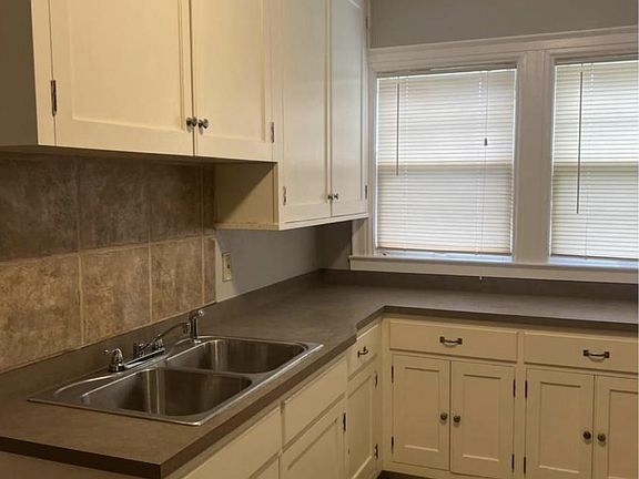 5th image of 301 W Parkwood Dr #303