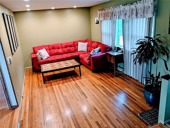 3rd image of 39 Green Clover Dr