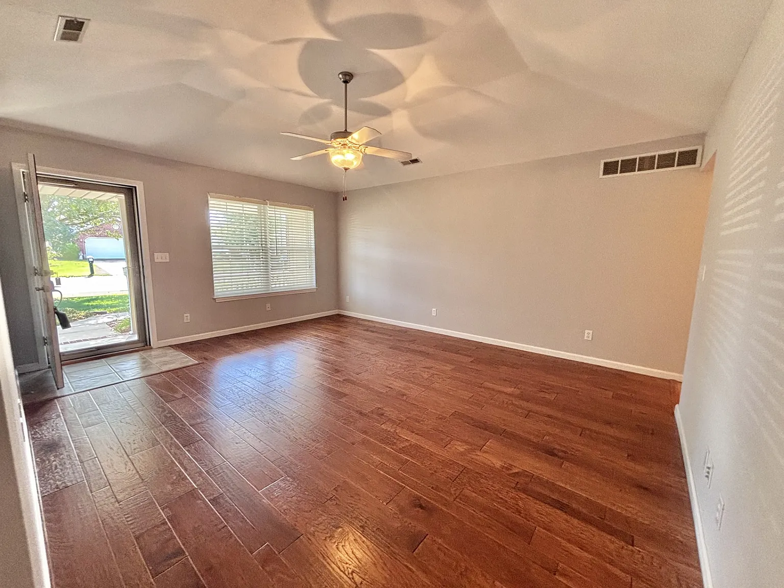 3 bed, 1274 sqft, $1,600 — Photo 3