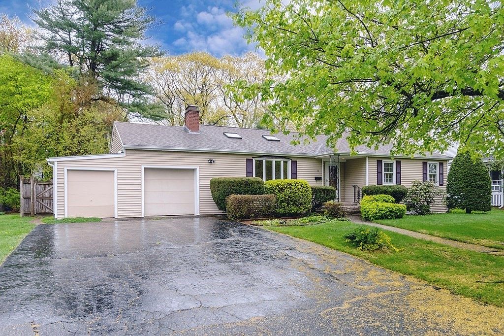 18 Kinnicutt Rd S, Worcester, MA 01602 | Zillow