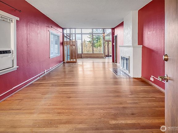 3rd image of 7233 36th Avenue SW