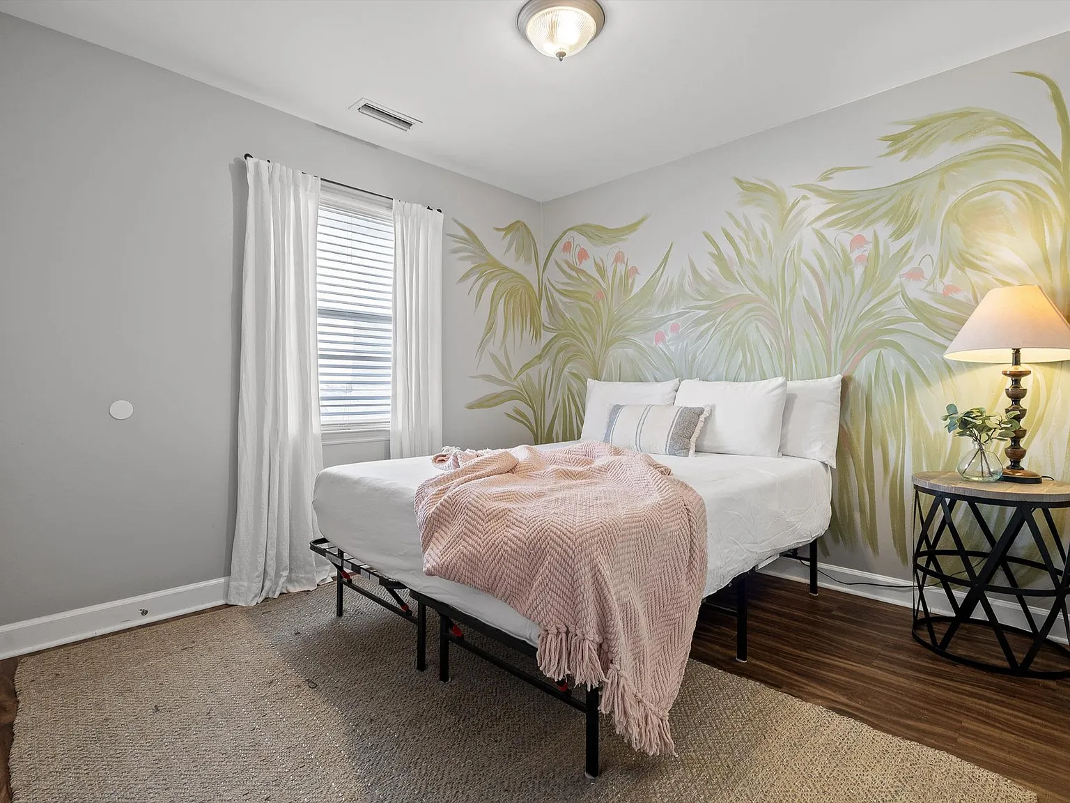 3 bed, 1100 sqft, $2,500 — Photo 4