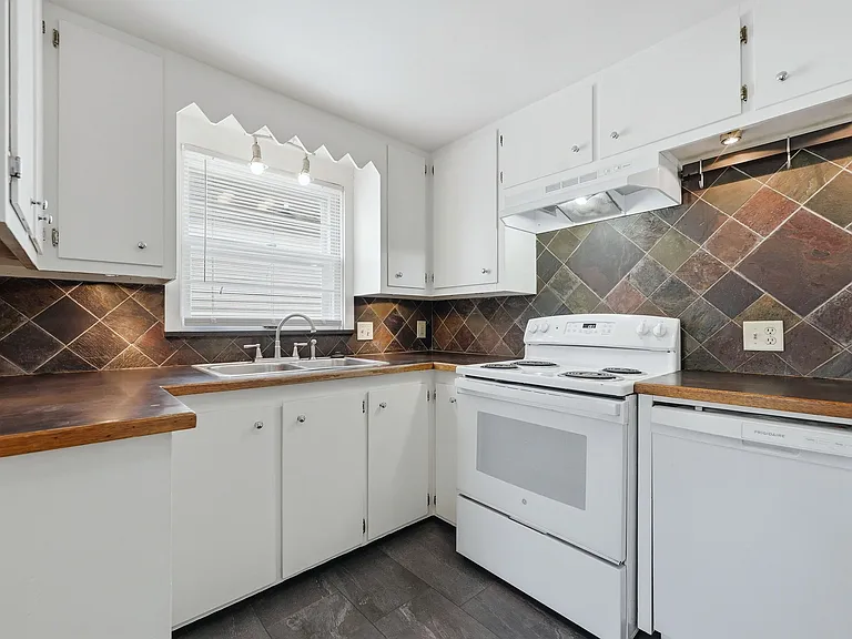 4828 Webster St — Photo 8